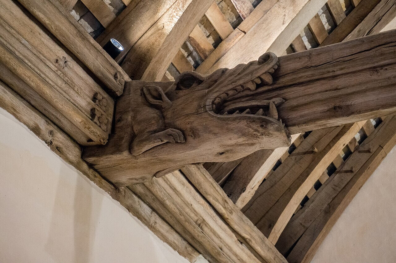 Dragon sculpté dans une poutre