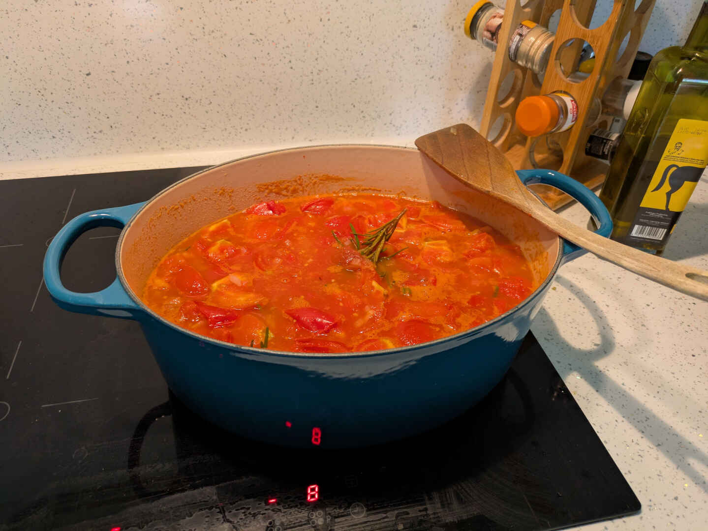 Sauce tomate en train de mijoter
